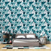 Une chambre moderne avec un papier peint floral aux nuances de bleu et vert, évoquant une ambiance fraîche et apaisante.