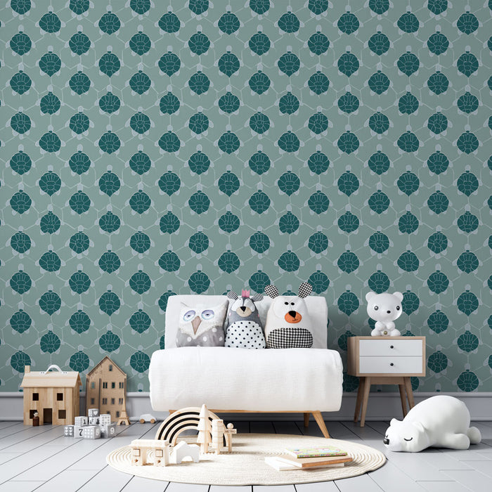 Une chambre d'enfant avec un papier peint bleu-vert aux motifs floraux stylisés, créant une ambiance douce et ludique.
