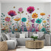 Un salon moderne avec un papier peint floral coloré représentant une variété de fleurs vibrantes sur fond clair, créant une ambiance joyeuse et accueillante.