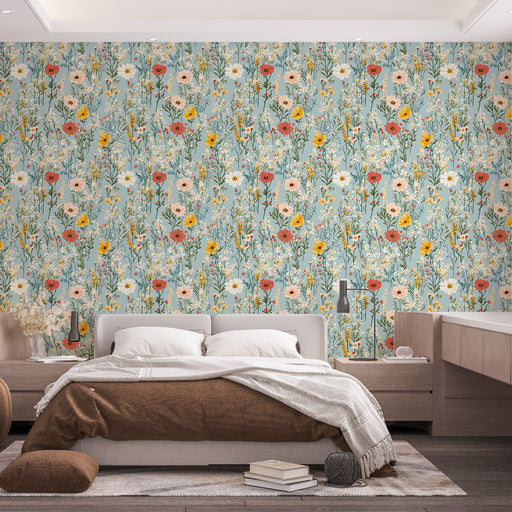 Une chambre moderne avec un papier peint floral aux motifs colorés de fleurs sur fond bleu, créant une ambiance fraîche et apaisante.
