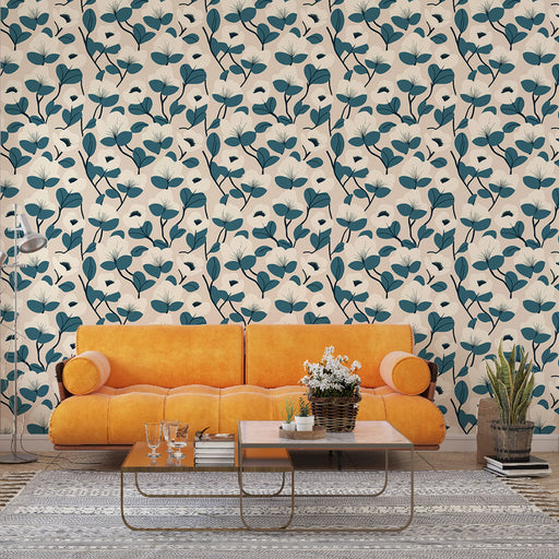 Un salon moderne avec un papier peint floral aux motifs de feuilles vert foncé et fleurs blanches sur fond beige, créant une atmosphère fraîche et accueillante.
