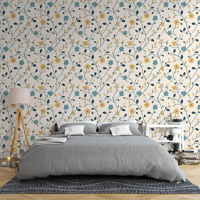 Une chambre apaisante avec un papier peint floral aux motifs de fleurs jaunes et bleues sur fond crème, créant une atmosphère douce et accueillante.