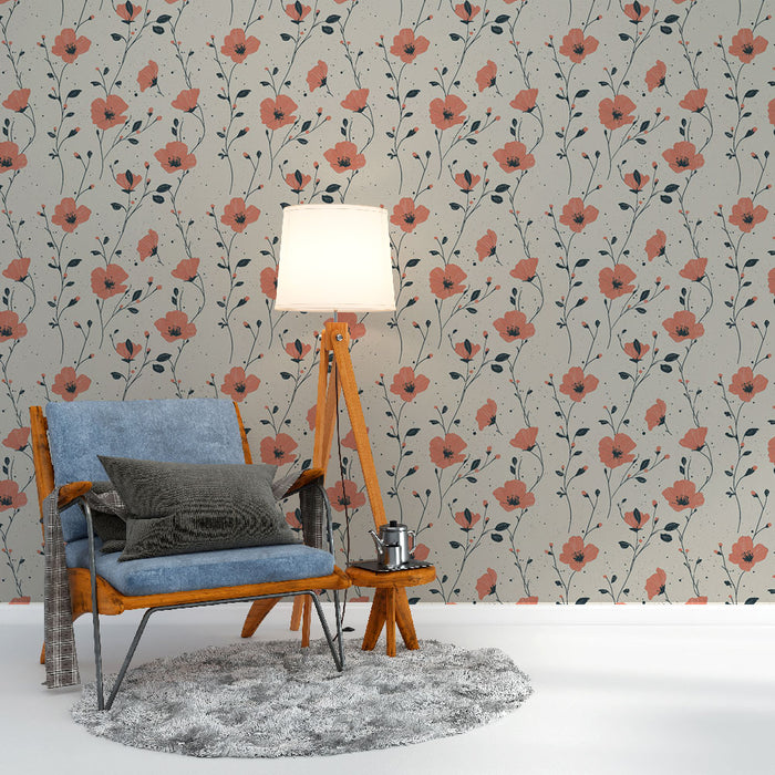 Un salon accueillant avec un papier peint floral aux motifs de coquelicots corail sur fond beige, créant une atmosphère douce et chaleureuse.