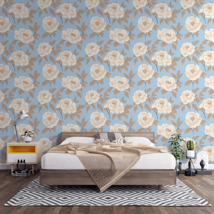 Une chambre moderne avec un papier peint floral aux grandes fleurs blanches et beige sur fond bleu clair, créant une ambiance douce et apaisante.