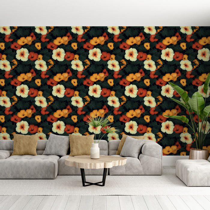 Un salon moderne avec un papier peint floral aux teintes vibrantes d'orange, jaune et blanc sur fond noir, créant une ambiance chaleureuse et accueillante.