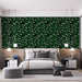 Une chambre moderne avec un papier peint floral sur fond vert foncé, orné de feuilles et de fleurs blanches, créant une atmosphère fraîche et vivante.
