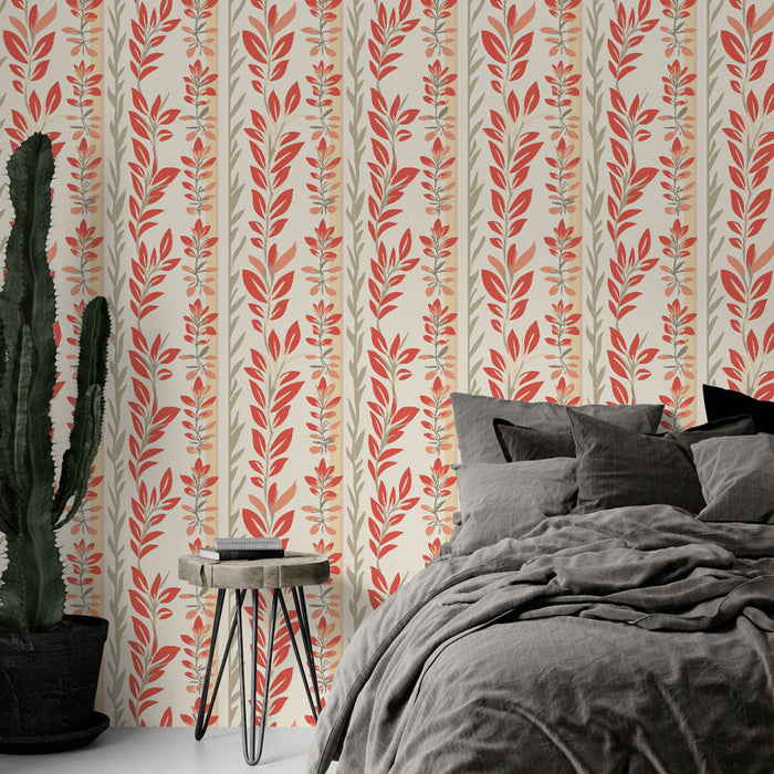 Une chambre moderne avec un papier peint floral aux motifs de feuillage rouge et vert sur fond clair, créant une ambiance chaleureuse et accueillante.