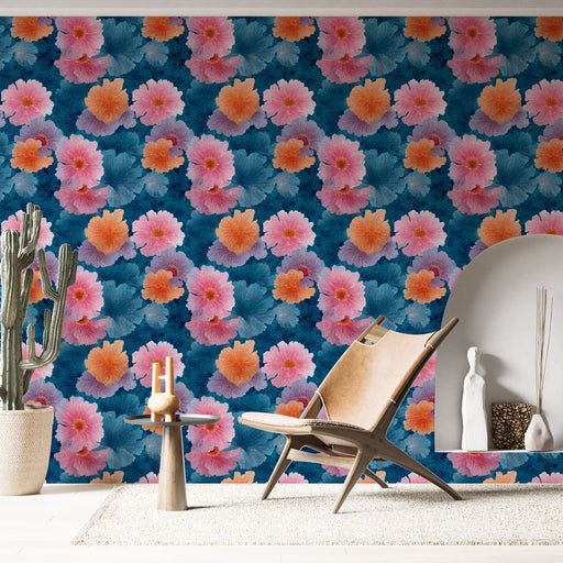 Une pièce moderne avec un papier peint floral aux teintes vives de rose et d'orange sur fond bleu, créant une ambiance joyeuse et dynamique.