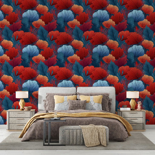 Une chambre élégante avec un papier peint aux motifs floraux vibrants en rouge et bleu sur fond sombre, créant une atmosphère chaleureuse et dynamique.