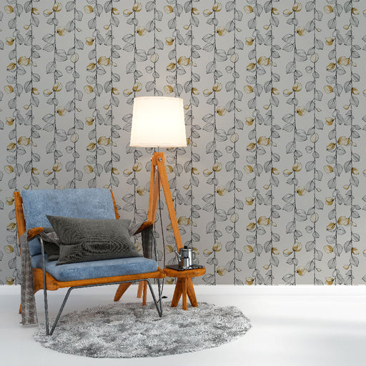 Un salon élégant avec un papier peint floral aux motifs de feuilles et fleurs jaunes sur fond gris, créant une atmosphère douce et accueillante.