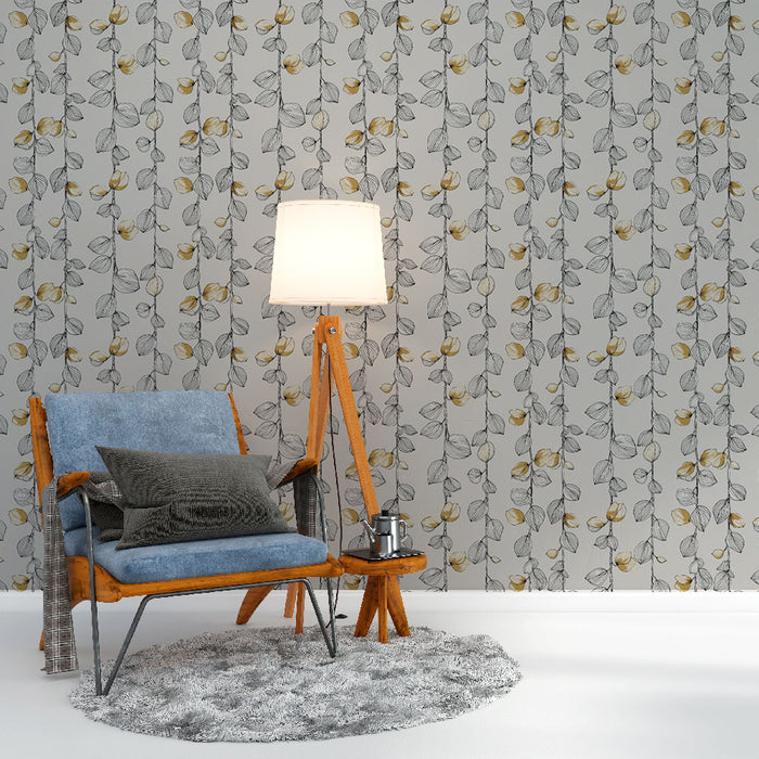 Un salon élégant avec un papier peint floral aux motifs de feuilles et fleurs jaunes sur fond gris, créant une atmosphère douce et accueillante.