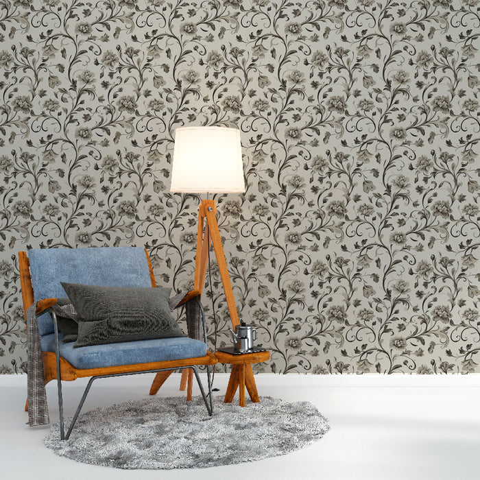 Un salon élégant avec un papier peint floral en nuances de beige et gris, créant une atmosphère douce et raffinée.