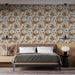 Une chambre élégante avec un papier peint floral aux motifs de fleurs blanches et orangées, créant une atmosphère douce et chaleureuse.
