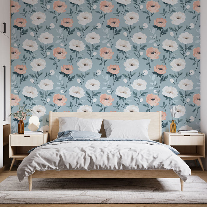 Une chambre lumineuse avec un papier peint floral bleu clair orné de grandes fleurs blanches et roses, créant une atmosphère douce et apaisante.