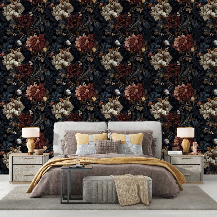 Une chambre élégante avec un papier peint floral aux teintes sombres, mêlant des roses et des fleurs crème sur fond noir, créant une atmosphère riche et chaleureuse.