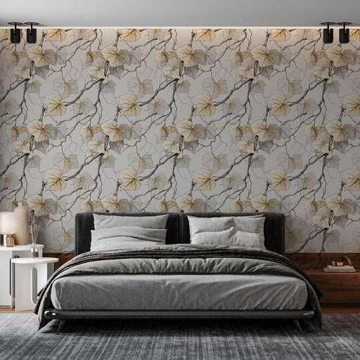 Une chambre moderne avec un papier peint floral aux grandes feuilles dorées et grises sur fond clair, créant une ambiance élégante et apaisante.