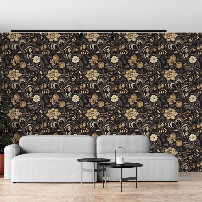 Un salon moderne avec un papier peint floral aux motifs dorés et crème sur fond noir, créant une ambiance élégante et chaleureuse.