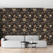 Un salon moderne avec un papier peint floral aux motifs dorés et crème sur fond noir, créant une ambiance élégante et chaleureuse.