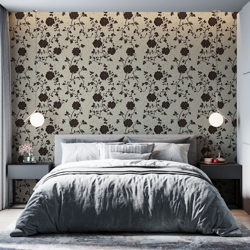 Une chambre moderne avec un papier peint floral beige et marron aux motifs élégants, créant une atmosphère chaleureuse et accueillante.