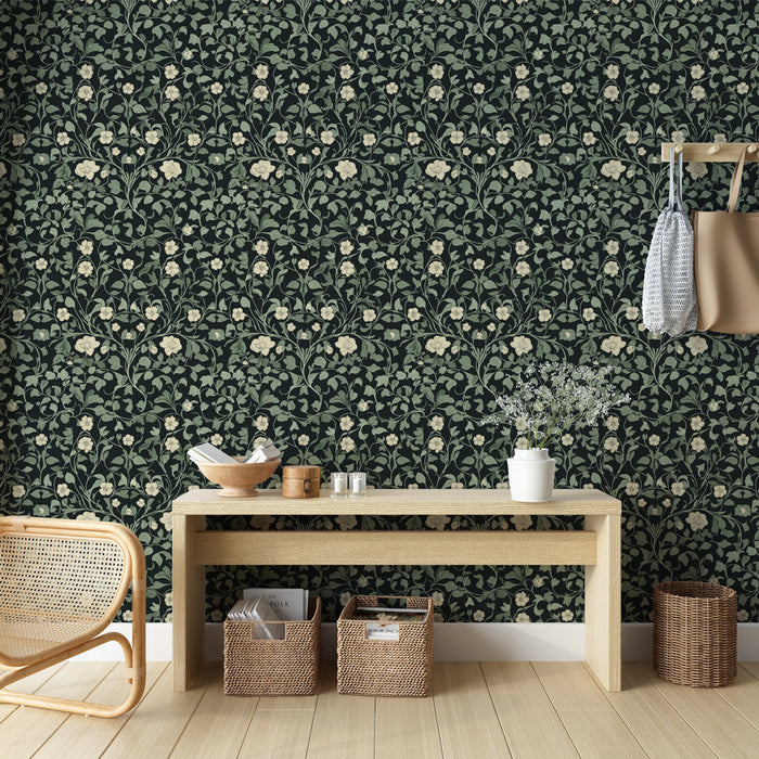 Une entrée lumineuse avec un papier peint floral sur fond noir, présentant des motifs délicats de fleurs crème et de feuillage vert, créant une ambiance élégante et chaleureuse.
