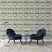 Un salon élégant avec un papier peint floral aux motifs délicats de roses roses et feuillages verts sur fond clair, créant une atmosphère douce et accueillante.