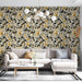 Un salon moderne avec un papier peint floral noir et jaune sur fond crème, créant une atmosphère chaleureuse et accueillante.
