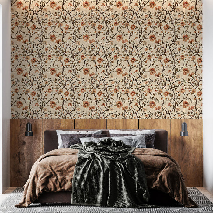 Une chambre élégante avec un papier peint floral beige orné de motifs de roses orangées et de feuillages, créant une atmosphère chaleureuse et accueillante.