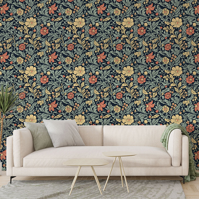 Un salon élégant avec un papier peint floral aux motifs colorés sur fond bleu nuit, créant une atmosphère chaleureuse et accueillante.