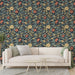 Un salon élégant avec un papier peint floral aux motifs colorés sur fond bleu nuit, créant une atmosphère chaleureuse et accueillante.