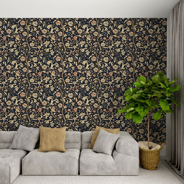Un salon contemporain avec un papier peint floral bleu nuit orné de motifs dorés et roses, créant une ambiance élégante et chaleureuse.