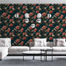 Un salon contemporain avec un papier peint floral aux teintes rouge et verte sur fond noir, créant une ambiance chaleureuse et élégante.