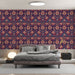 Une chambre élégante avec un papier peint floral sur fond bordeaux, aux motifs colorés de fleurs et de feuillages, créant une atmosphère chaleureuse et accueillante.