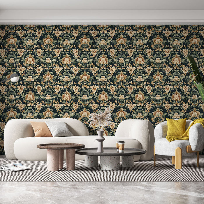Un salon moderne avec un papier peint floral aux motifs dorés et verts sur fond noir, créant une atmosphère élégante et chaleureuse.