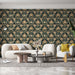 Un salon moderne avec un papier peint floral aux motifs dorés et verts sur fond noir, créant une atmosphère élégante et chaleureuse.