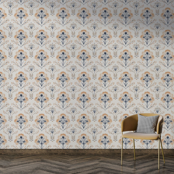 Une pièce moderne avec un papier peint floral aux motifs bleu marine et beige sur fond clair, créant une atmosphère douce et accueillante.