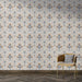 Une pièce moderne avec un papier peint floral aux motifs bleu marine et beige sur fond clair, créant une atmosphère douce et accueillante.