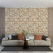 Un salon moderne avec un papier peint rétro aux motifs floraux orange et beige, créant une ambiance chaleureuse et accueillante.