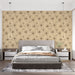 Une chambre moderne avec un papier peint floral beige aux délicats motifs de fleurs noires, créant une atmosphère douce et élégante.