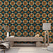 Un salon moderne avec un papier peint floral aux motifs colorés de fleurs marron et turquoise sur fond bleu, dégageant une atmosphère chaleureuse et accueillante.