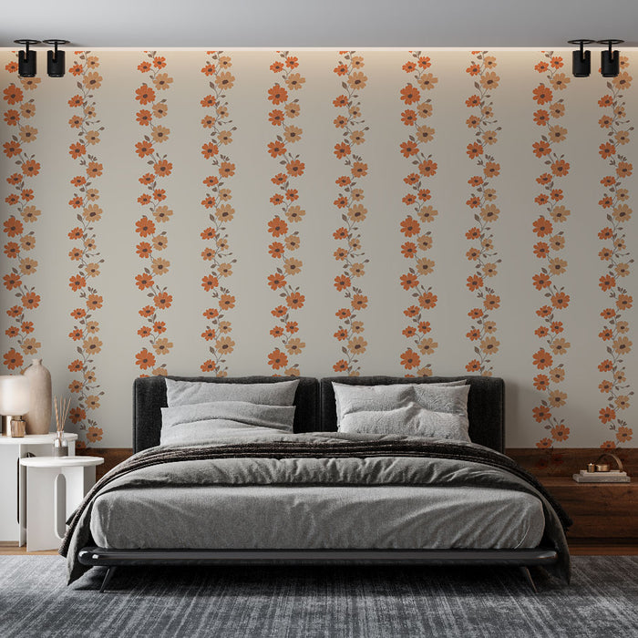 Une chambre moderne avec un papier peint floral aux motifs orange et beige sur fond clair, créant une ambiance chaleureuse et accueillante.
