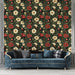 Un salon élégant avec un papier peint floral aux motifs riches de fleurs rouges et blanches sur fond noir, créant une ambiance chaleureuse et accueillante.