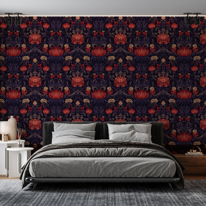 Une chambre élégante avec un papier peint floral aux motifs riches de roses rouges et dorées sur fond bleu nuit, créant une atmosphère chaleureuse et romantique.