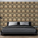 Une chambre moderne avec un papier peint baroque aux motifs floraux beige et doré sur fond noir, créant une ambiance élégante et chaleureuse.