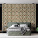 Une chambre moderne avec un papier peint floral aux motifs délicats, mélangeant des teintes de vert, orange et beige, créant une atmosphère chaleureuse et accueillante.