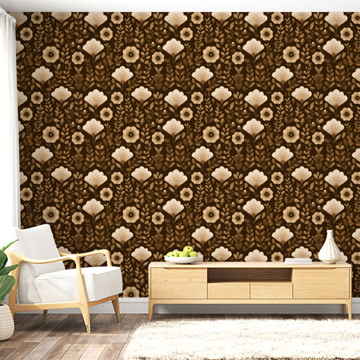 Une salle de séjour avec un papier peint floral brun et beige, aux motifs élégants de fleurs et de feuillages, créant une ambiance chaleureuse et accueillante.