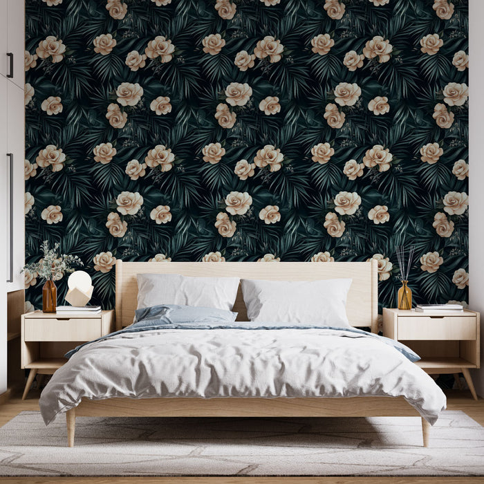 Une chambre moderne avec un papier peint floral aux roses crème sur fond vert foncé, créant une atmosphère élégante et apaisante.