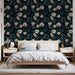 Une chambre moderne avec un papier peint floral aux roses crème sur fond vert foncé, créant une atmosphère élégante et apaisante.