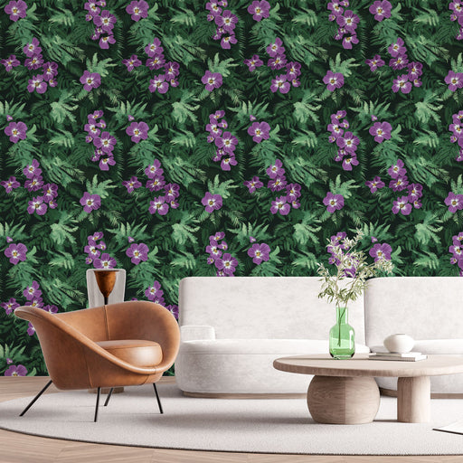 Un salon moderne avec un papier peint floral représentant des fleurs violettes sur fond vert foncé, créant une atmosphère tropicale et vivante.