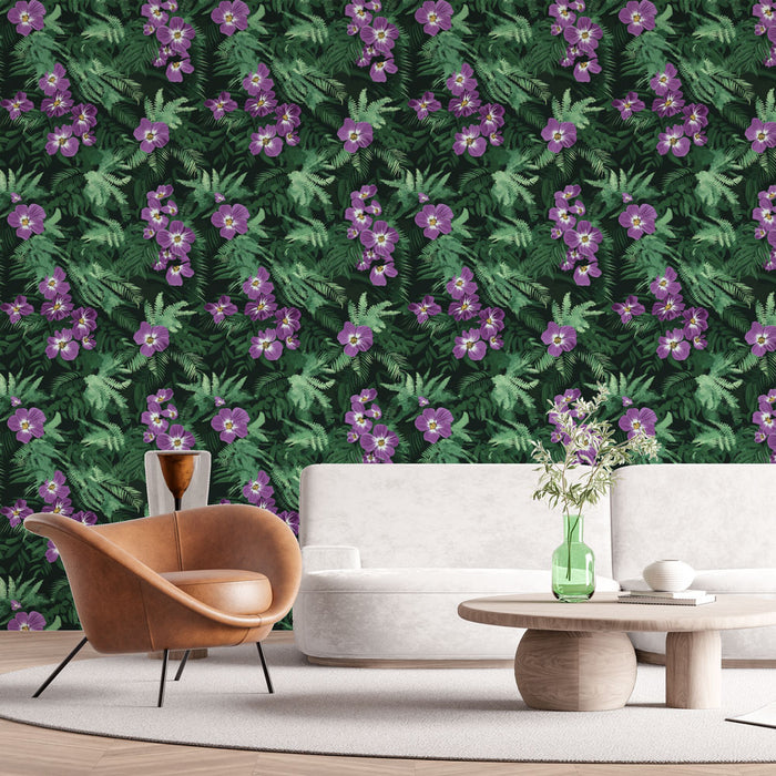 Un salon moderne avec un papier peint floral représentant des fleurs violettes sur fond vert foncé, créant une atmosphère tropicale et vivante.