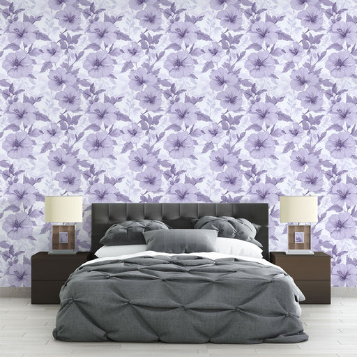 Une chambre élégante avec un papier peint floral violet aux motifs délicats, créant une ambiance douce et apaisante.
